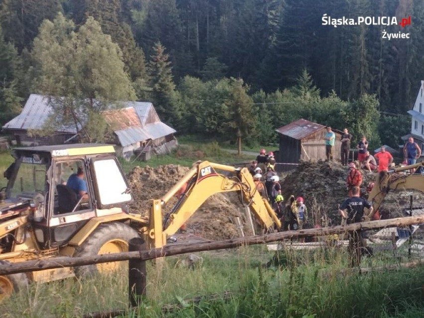 Dwie osoby przysypane ziemią podczas kopania studni w Ujsołach na Żywiecczyźnie. Zginął 36-letni mężczyzna