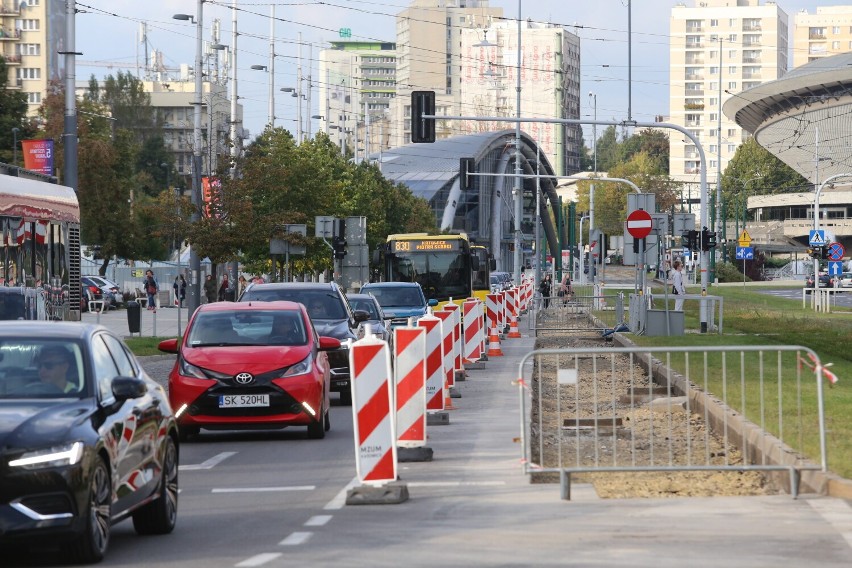 Zawężenie jezdni i ponad 50 nowych drzew na al. Korfantego w Katowicach. Prace już trwają