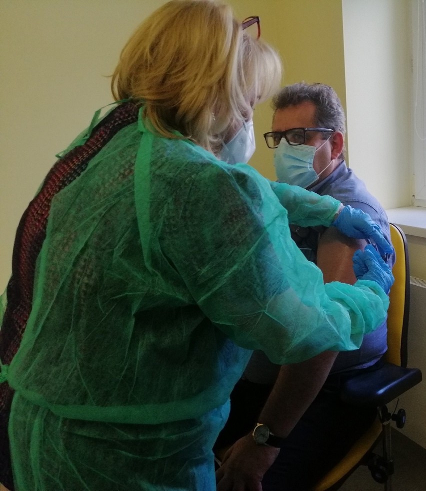 W szpitalu Latawiec w Świdnicy ruszyły szczepienia na koronawirusa. Pierwsi zaszczepili się lekarze!