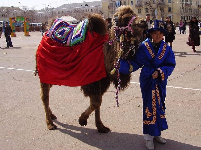 Chłopiec w tradycyjnym, kazachskim, świątecznym stroju