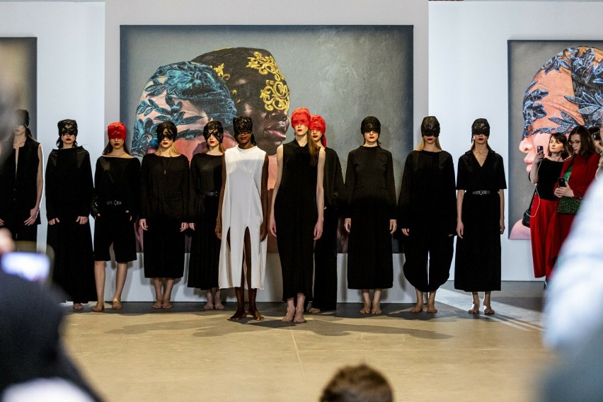 Finisaż wystawy nigeryjskiego artysty i pokaz mody w Mazowieckim Centrum Sztuki Współczesnej Elektrownia w Radomiu 