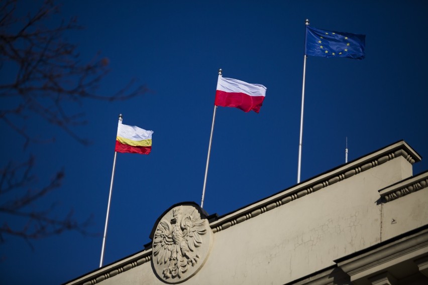 Z okazji Święta Niepodległości na budynkach użyteczności...