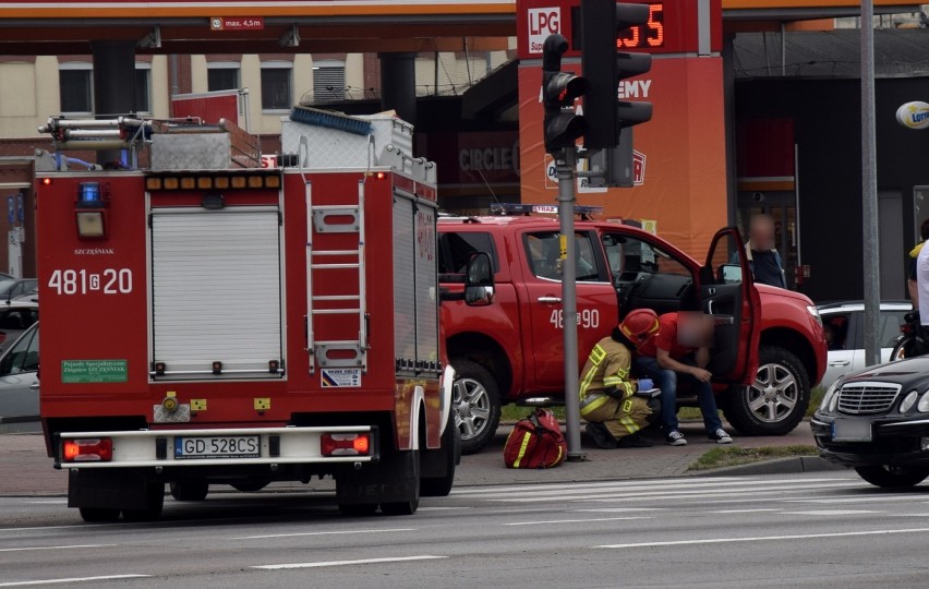 Malbork. Wypadek na al. Rodła. Zderzyły się trzy samochody, dwie osoby trafiły do szpitala [ZDJĘCIA]