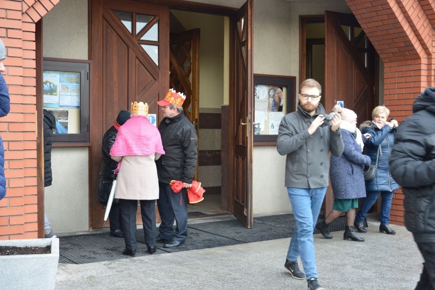 Orszak Trzech Króli w parafii świętej Jadwigi Królowej w Ostrowcu. Było barwnie i radośnie. Zobaczcie zdjęcia i film