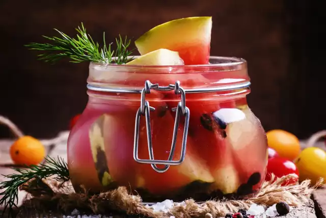 Pyszne przetwory z arbuzów na pewno zachwycą domowników i gości. Sprawdź, jak łatwo zrobić marynatę z arbuza w słoiku na zimę.