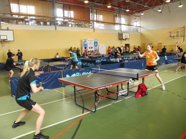 Uczniowie szkół z Nowego Dworu Gdańskiego punktowali w tenisowym turnieju Dwie rakiety