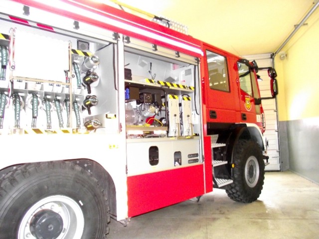 Nowy wóz strażacki trafił do Lubina. Dzisiaj obyło się jego oficjalne przekazanie. Nowy wóz strażacki zastąpi stary wysłużony pojazd z 30-letnim stażem.