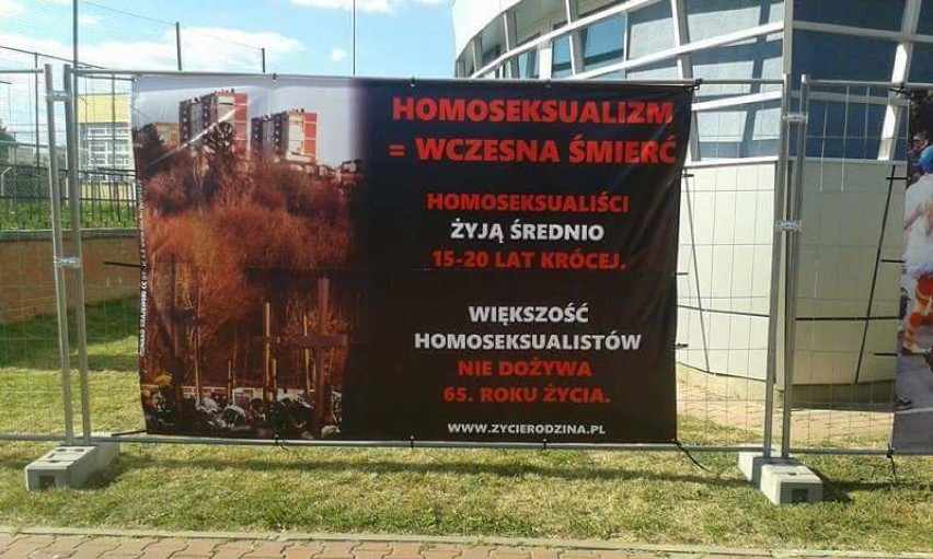 Homofobiczna wystawa w centrum Opoczna wywołała oburzenie mieszkańców