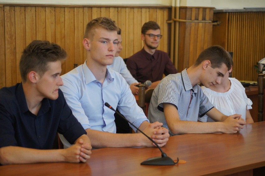 Uczniowie dyskutowali o powstaniu Młodzieżowej Rady Miasta w...