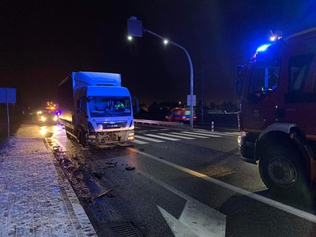 Kwadrans przed godz. 5 w poniedziałek (30 stycznia) doszło do groźnego wypadku na drodze krajowej nr 12 w Tuszynie. Tir zderzył się z samochodem osobowym. Ostatecznie cztery osoby trafiły do szpitala.

ZOBACZ ZDJĘCIA
