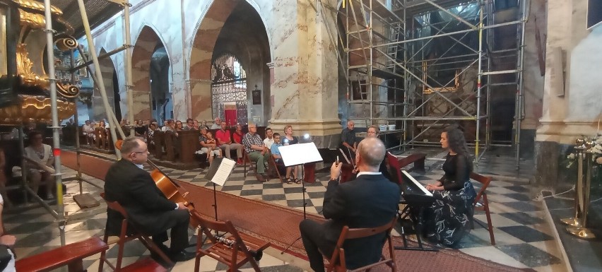 Muzyka Chopina w klasztorze cystersów w Jędrzejowie podczas drugiego koncertu 29. Festiwalu Muzyki Organowej i Kameralnej