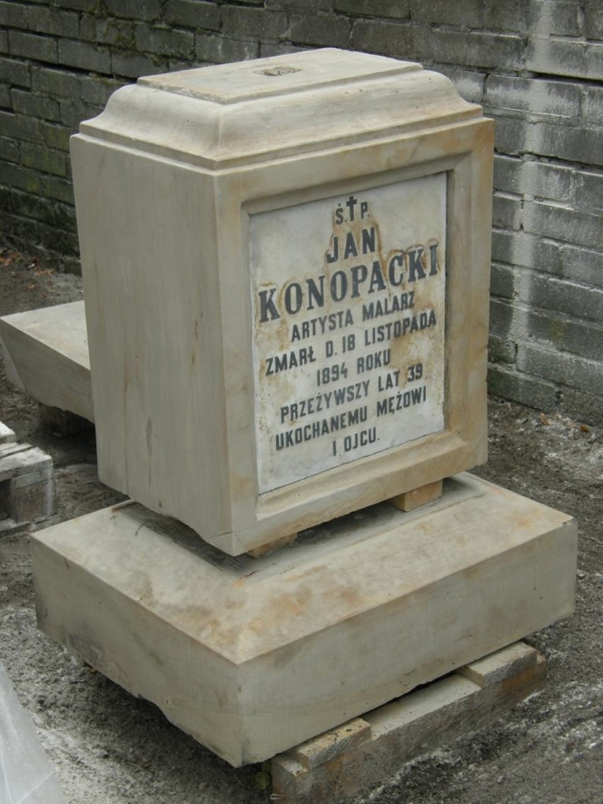 Na zlecenie PTTK w Łowiczu ratowane są kolejne zabytkowe groby [ZDJĘCIA]