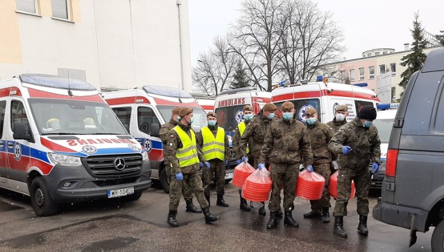 Terytorialsi z 62. batalionu w Radomiu w trakcie rozładunku materiałów dla szpitala oraz pogotowia.