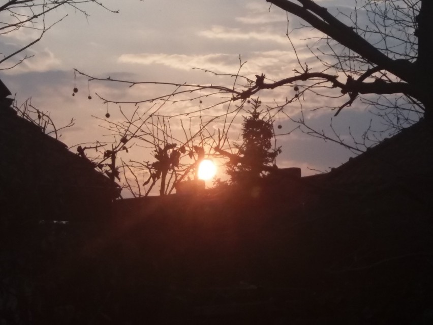 Ciekawy, wręcz symboliczny, zachód słońca nad Międzyrzeczem