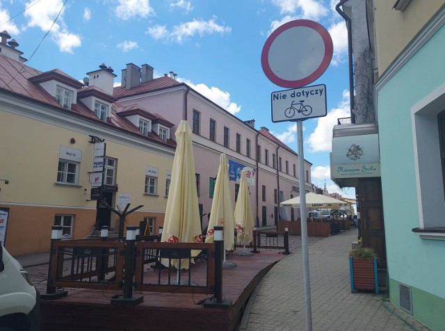 Na wyłączonym z ruchu samochodowego odcinku ul. Mickiewicza w Rzeszowie stanęło już odpowiednie oznakowanie.