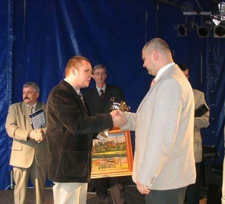 Rawiczanin 2004 r., Piotr Mosiek (z prawej) odebrał puchar z rąk Michała Wiśniewskiego, dyrektora oddziału Gazety Poznańskiej w Lesznie. Foto S. Kośmider