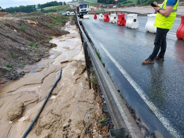 Drogowcy oceniają zniszczenia po poniedziałkowej ulewie na budowie drogi S5 w pobliżu Gruczna