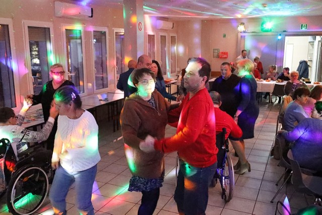 Grupa Rodzin Osób Niepełnosprawnych działająca przy Towarzystwie Pomocy Potrzebującym św. Brata Alberta ze Śremu we wtorek bawiła się podczas Andrzejek w Klubie Relax
