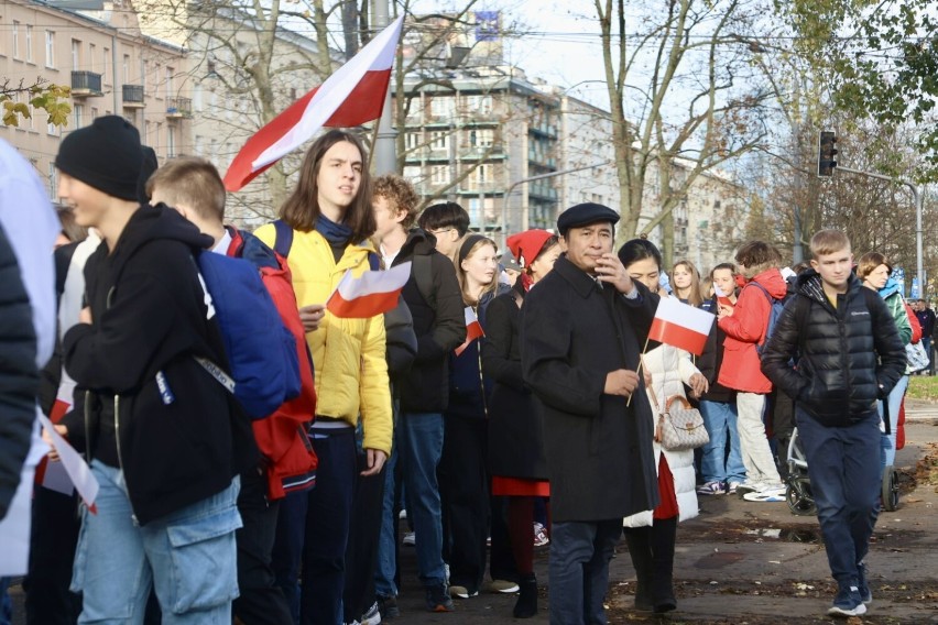 Wspólne śpiewanie Hymnu Narodowego na Placu Narutowicza