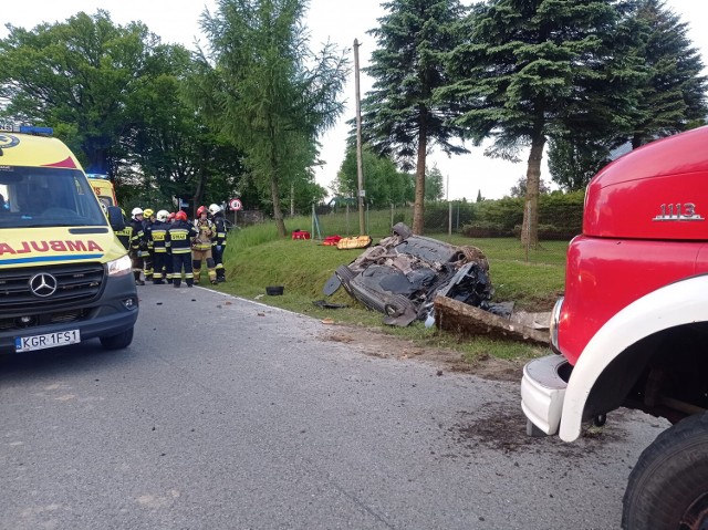 Kilka godzin strażackich działań. Pasażerowie samochodu trafili do szpitala