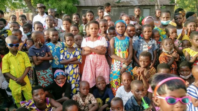 Zobaczcie mieszkańców Togo, podopiecznych misji franciszkańskiej ojca Roberta Jurzysty, szykujących się do Świąt Bożego Narodzenia