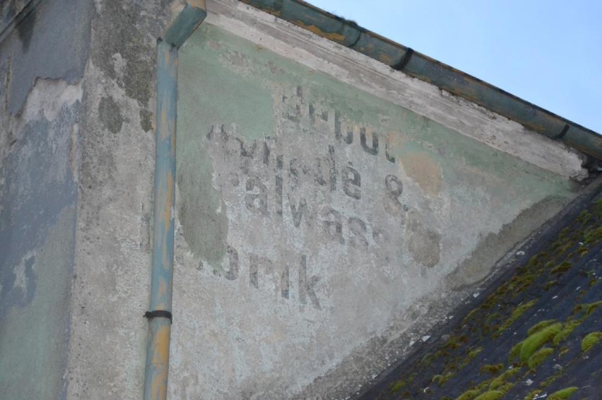 Niemieckie napisy na starej kamienicy w Białośliwiu. Co oznaczają?