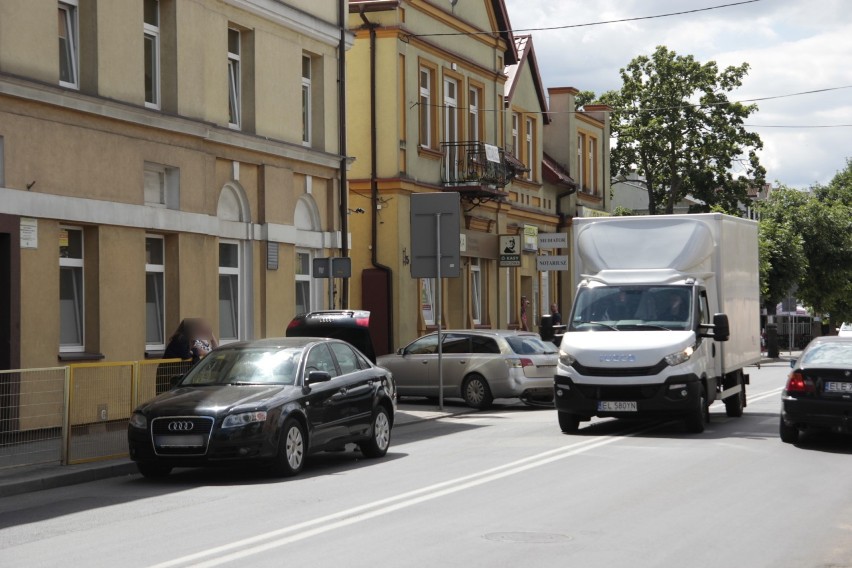 Wjechał w samochód, potem w kamienicę