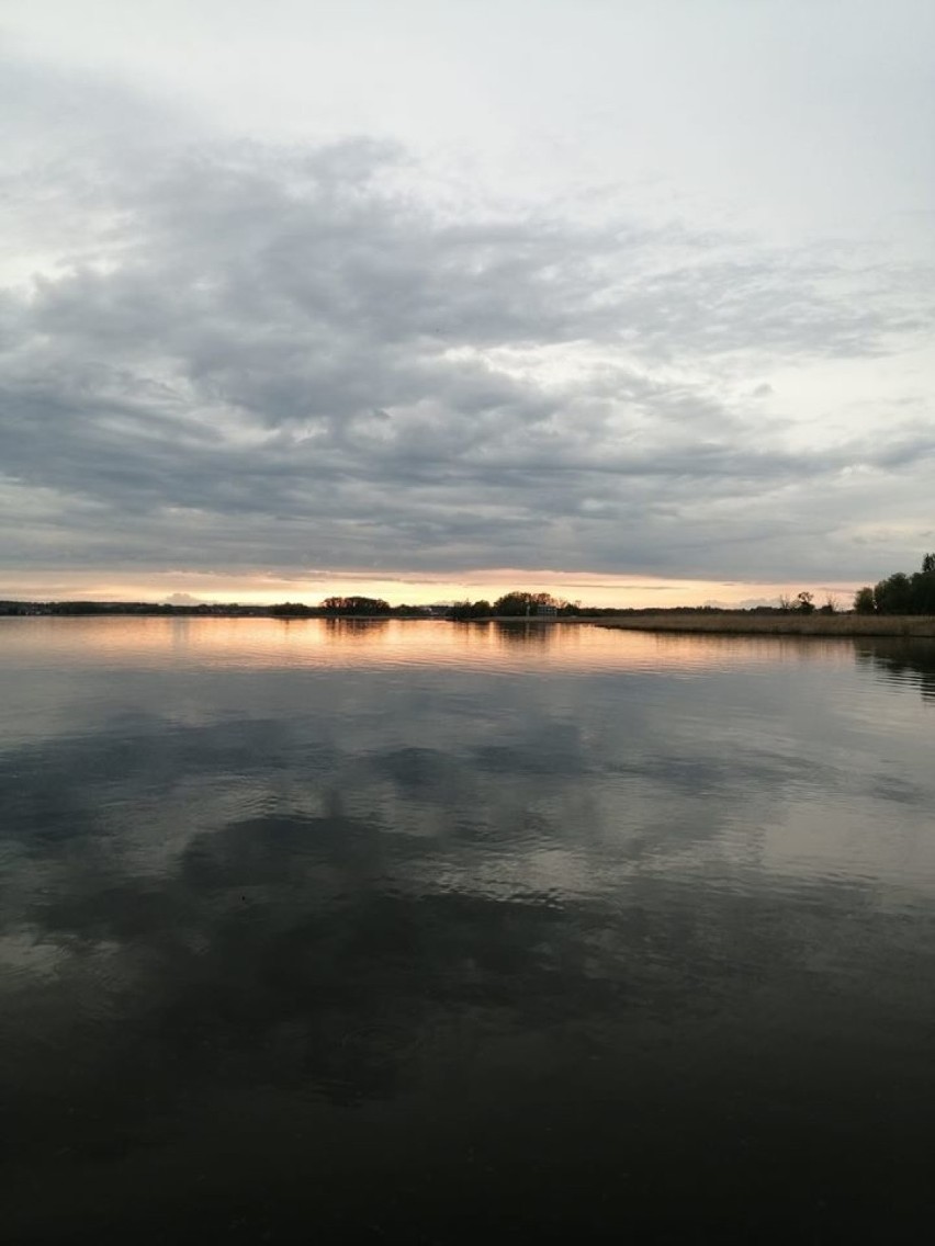 Zbąszyń: Takim zachodem słońca nad jeziorem Błędno, żegnał nas kwiecień 2020 [Zdjęcia]