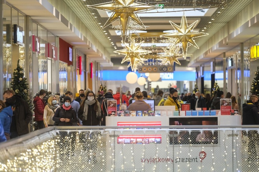 Toruń. Kolejki w galeriach handlowych przed sklepami. Zobaczcie zdjęcia! 