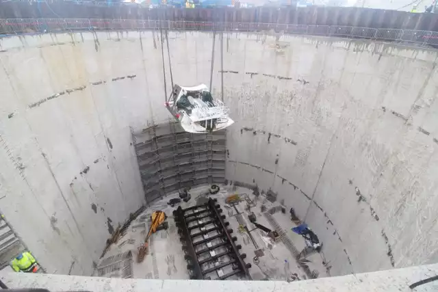 Specjalne czujniki drgań wykryją czy drążenie tunelu  średnicowego pod Łodzią nie zagrozi budynkom na powierzchni ziemi. Łódzki tunel średnicowy będzie drążony już niebawem. Operacja rozpocznie się pod koniec grudnia. 



CZYTAJ DALEJ >>>>



Moment opuszczania elementów maszyny TBM na dno komory startowej przy ul. Odolanowskiej, gdzie pod koniec grudnia rozpocznie drążenie tunelu średnicowego w kierunku dworca Łódź Fabryczna