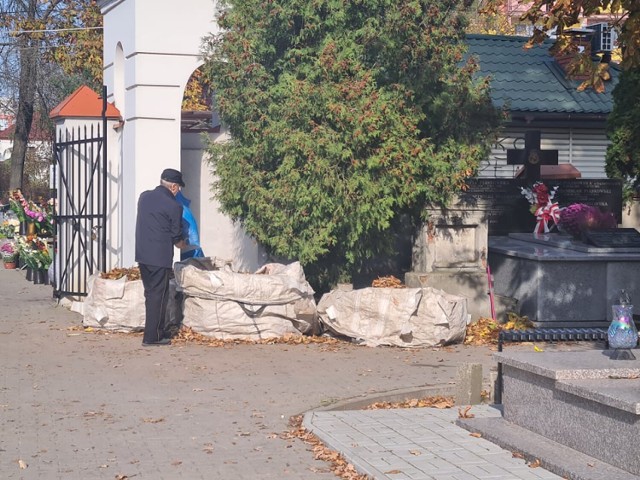 Trwa sprzątanie grobów na cmentarzu w Łęczycy