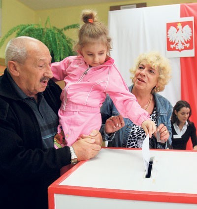 Janina i Adam Litwakowie z wnuczką Nikolą  w Jastrzębiu
