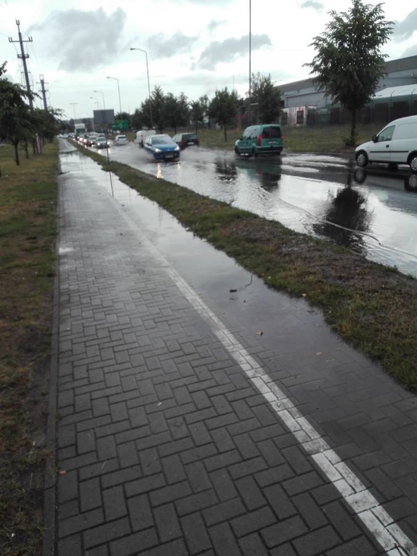 Deszcz zmienił ulice i chodniki w Wągrowcu w rzekę