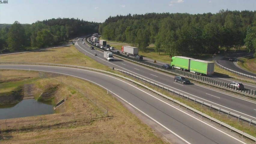 Kraków. Samochód osobowy najechał na tył przyczepy. Duże utrudnienia na A4