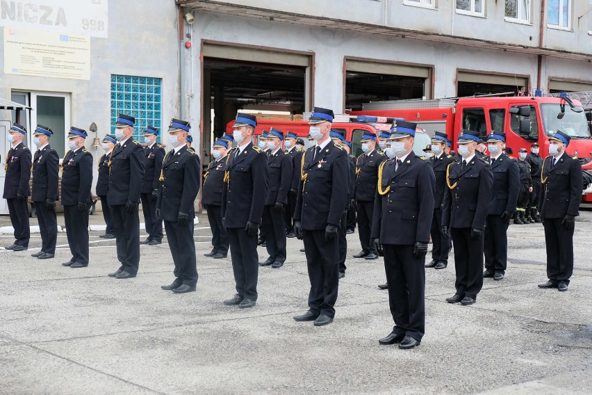 Strażacy z Żar odznaczeni i awansowani podczas uroczystego...