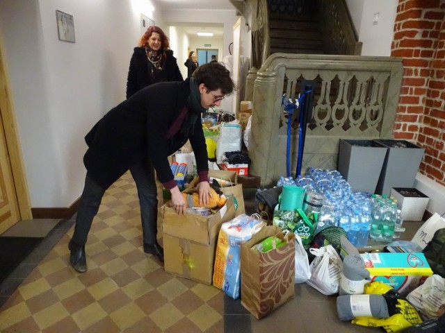 W kamienicy Grudziądzka 36 w Chełmnie trwa zbiórka darów dla Ukraińców. Zbiórkę prowadzi też OSP Chełmno