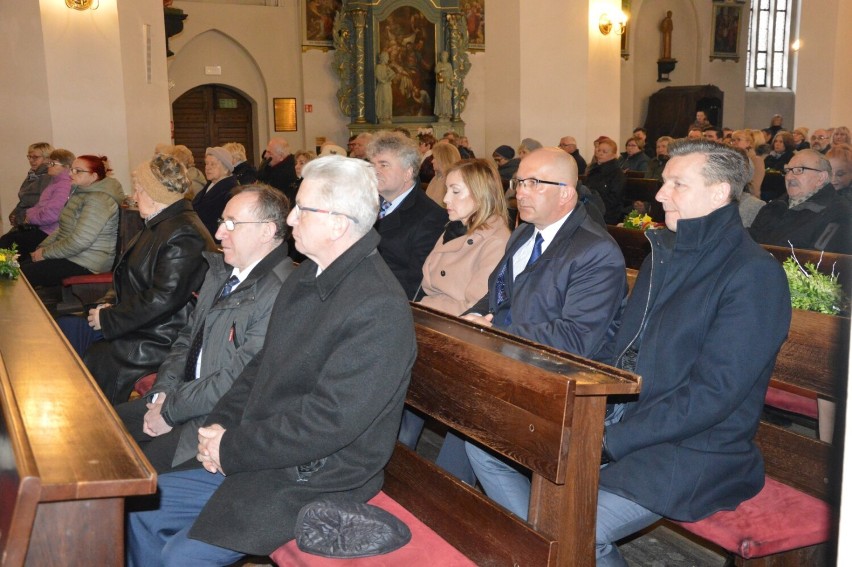 Lębork. Oddali hołd ofiarom i modlili się w 12. rocznicę Katastrofy Smoleńskiej.