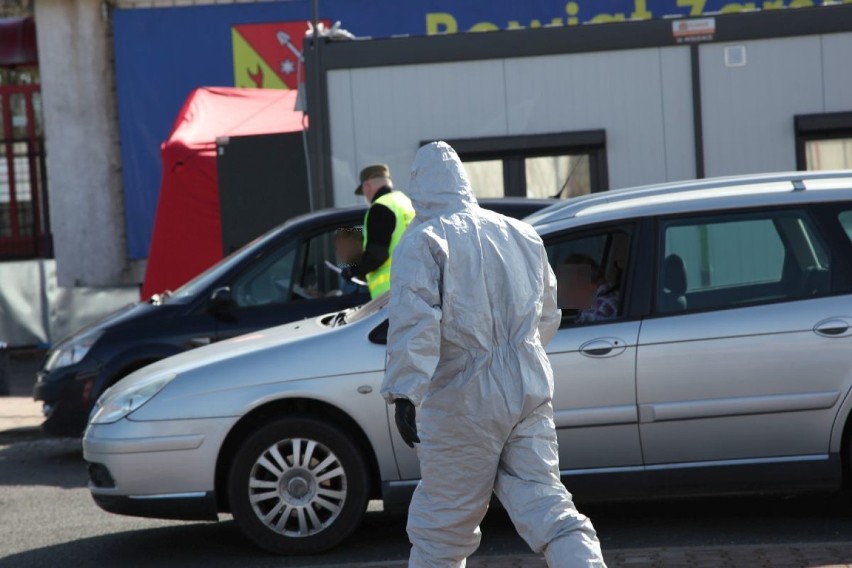 Policja wraz z innymi służbami walczy z pandemią