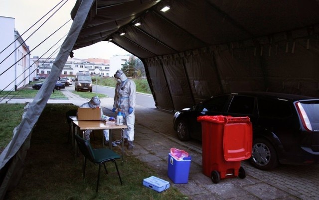 Przy szpitalu w Grudziądzu wymazy są pobierane w tzw. drive thru i w budynku M