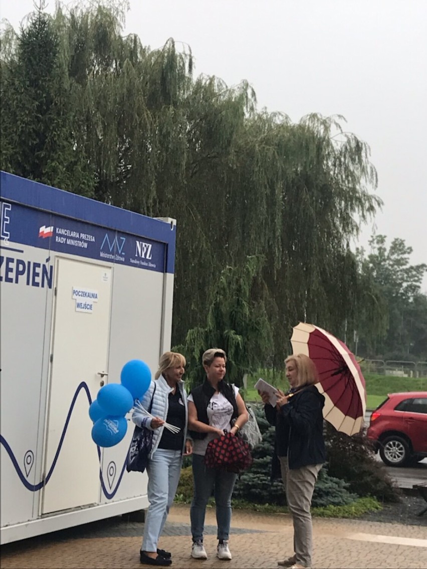 Około 80 osób zaszczepiło się w ciągu dwóch dni w mobilnym puncie szczepień w Krośnie [ZDJĘCIA]