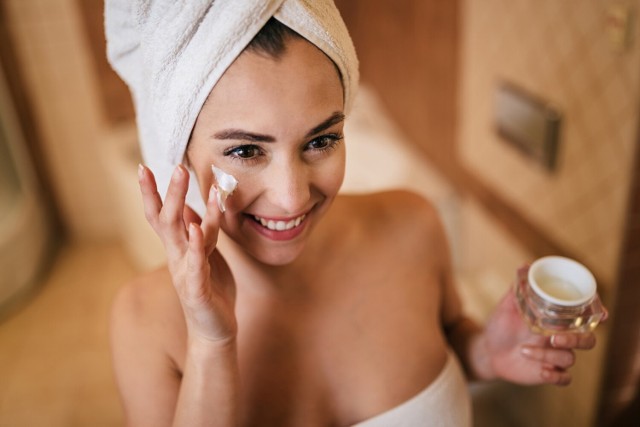 Wieczorna pielęgnacja skóry twarzy to proces składający się z kilku etapów.