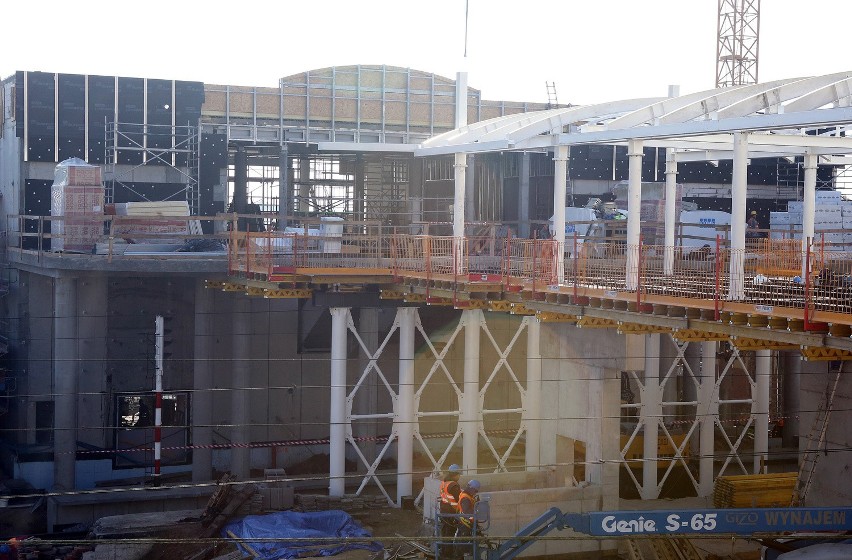 Konstrukcja nowej kładki już stoi, z nowego budynku dworca...