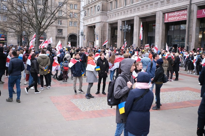 Demonstracja na ulicach Warszawy. Białorusini solidaryzują się z Ukrainą
