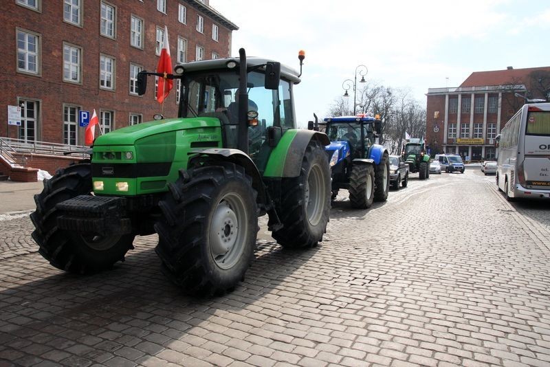 Protest rolników w Gdańsku. Chcą Banku Ziemskiego. &quot;Pseudobiznesmeni spekulują ziemią&quot; [ZDJĘCIA]