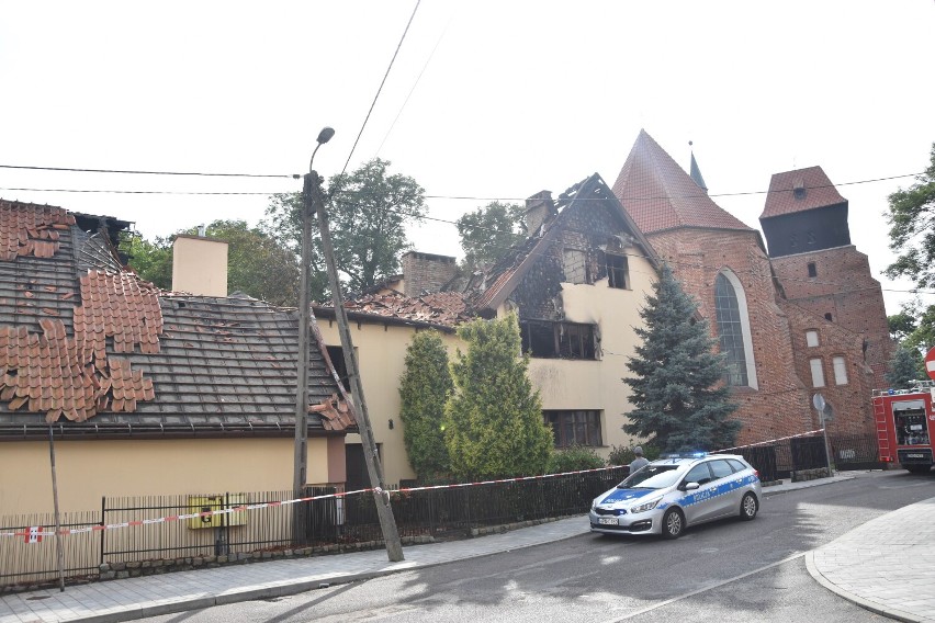 Nowy Staw. Po pożarze plebanii parafii św. Mateusza Apostoła. Przyczyna wciąż nieznana. Mieszkańcy wspierają księży