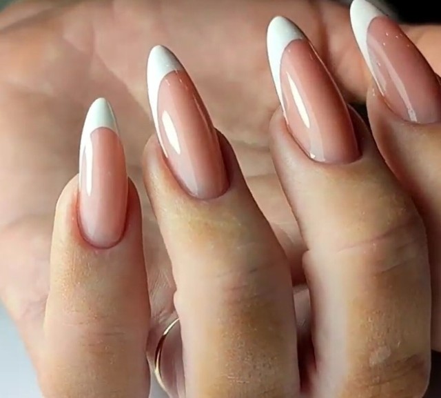 Francuski manicure to styl malowania paznokci, który charakteryzuje się naturalnym wyglądem i subtelnością. Styl ten został po raz pierwszy wprowadzony we Francji w latach 70. XX wieku i szybko stał się popularny na całym świecie.

Przejdź dalej >>>