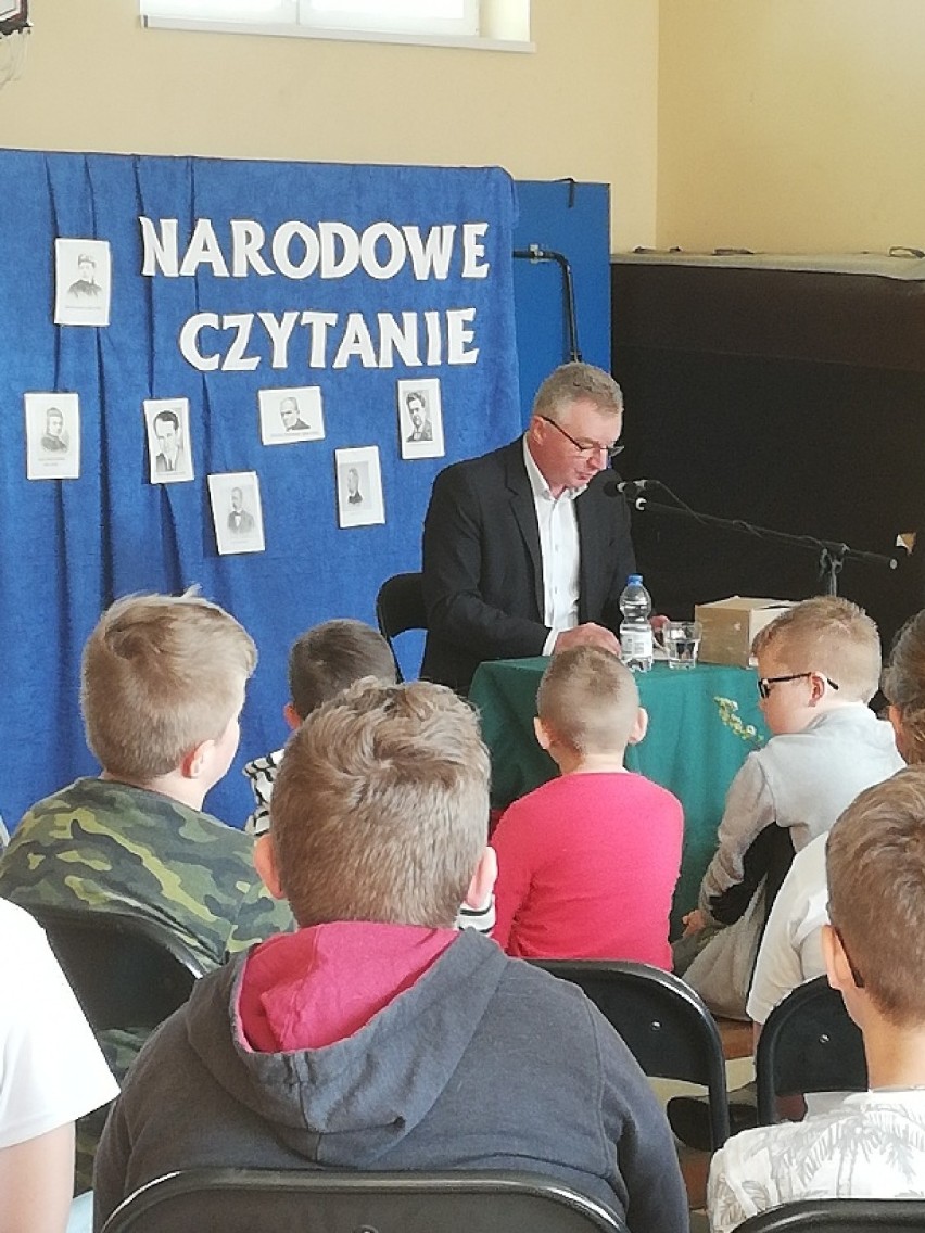 Narodowe czytanie w  Sędzimirowicach. Burmistrz zaangażowany w akcję 