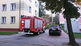 Ul. Słowackiego. Strażacy, ratownicy medyczni, policjanci na ratunek starszej pani