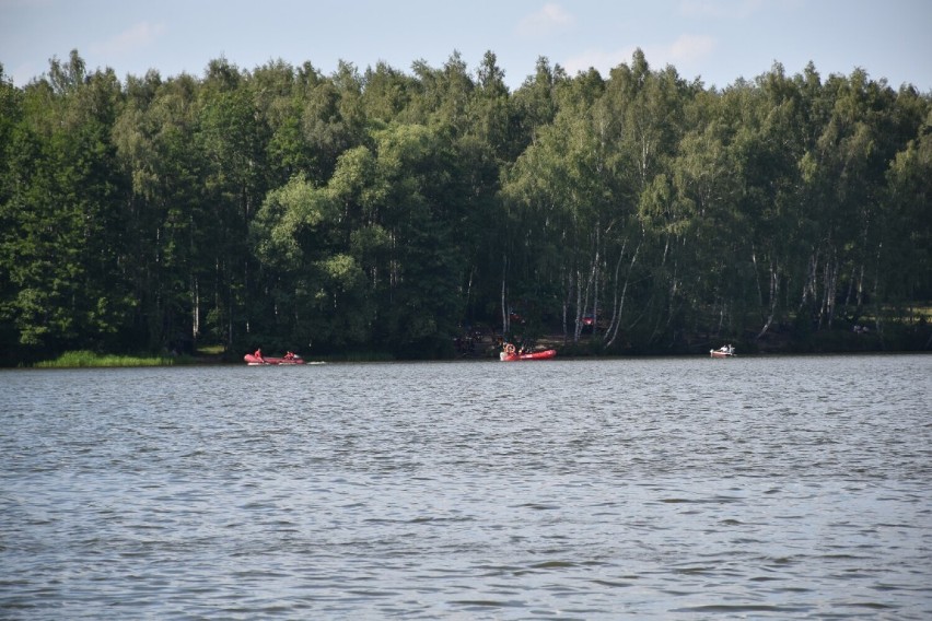 26-latek utonął w zbiorniku w Szałem. ZDJĘCIA