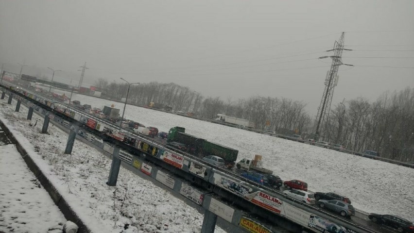 Na S86 w Katowicach zderzyły się mazda, ford, peugeot, na...